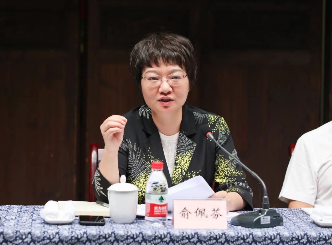 俞佩芬主持产值超亿元工业企业家座谈会学习华为精神勇于创新创业