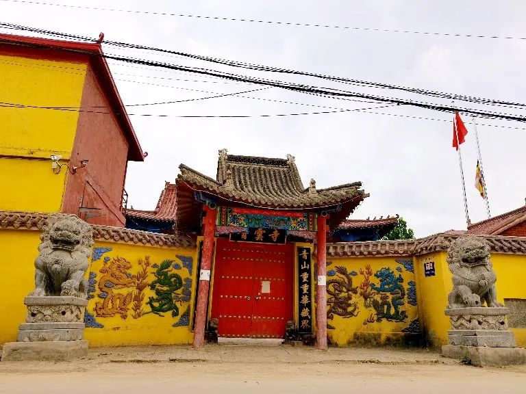 坐落在大名县沙圪塔镇儒家寨南街村,据《大名县志》载,该寺原址在