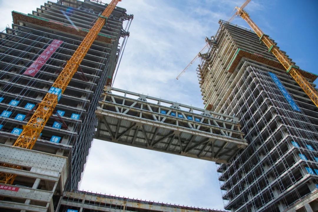 128米高空威海两座塔楼成功牵手