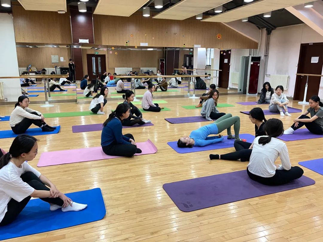 秦朗老师在瑜伽课上