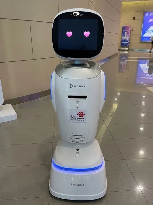 入口处,引导接待机器人早已"整装待发",为每一位来宾提供接待和防疫