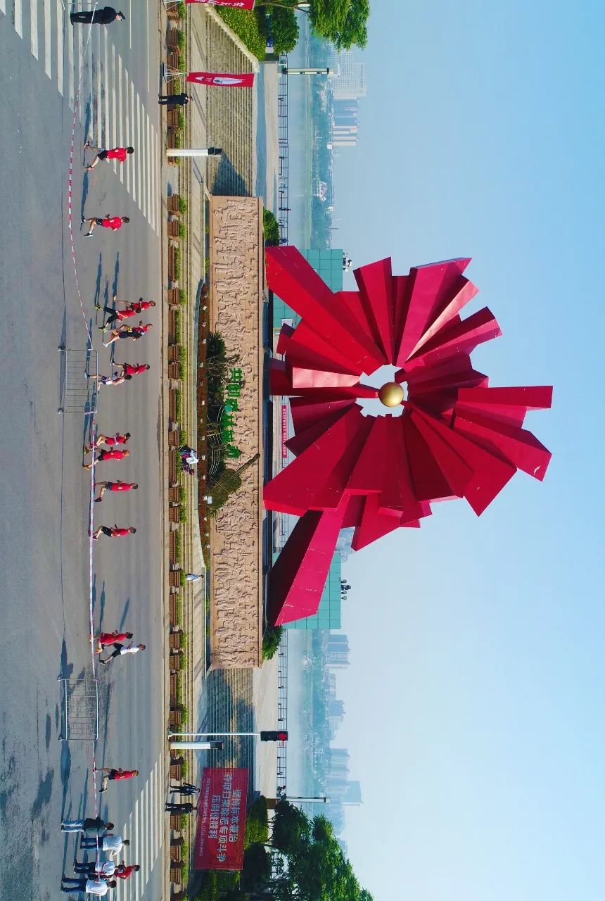 市民在湘潭之光雕塑前跑步.(记者 罗韬 摄)