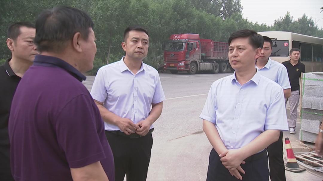 县委副书记代县长李国德就新回中建设和城市路网管网完善工作进行晨