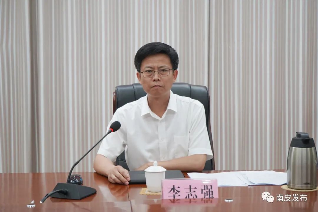 副县长候选人李志强主持会议.