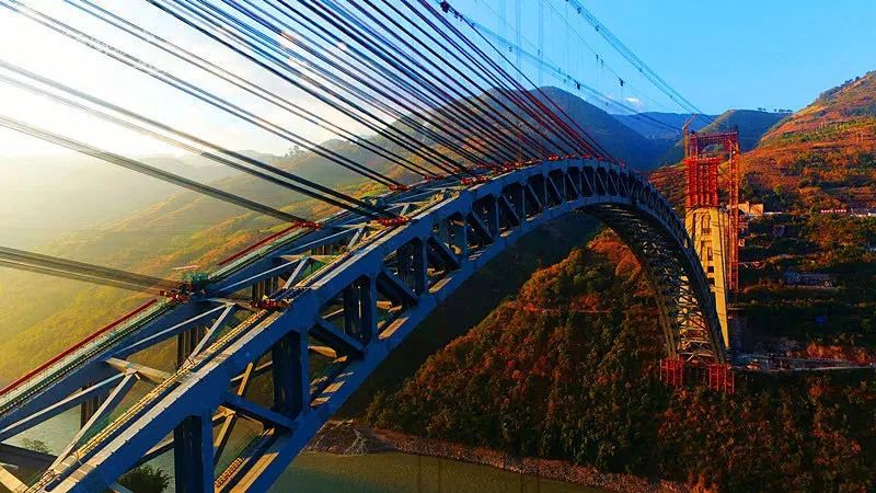 受地形地貌影响,大桥主跨采用跨度490米的钢桁拱,一跨飞越怒江天堑和