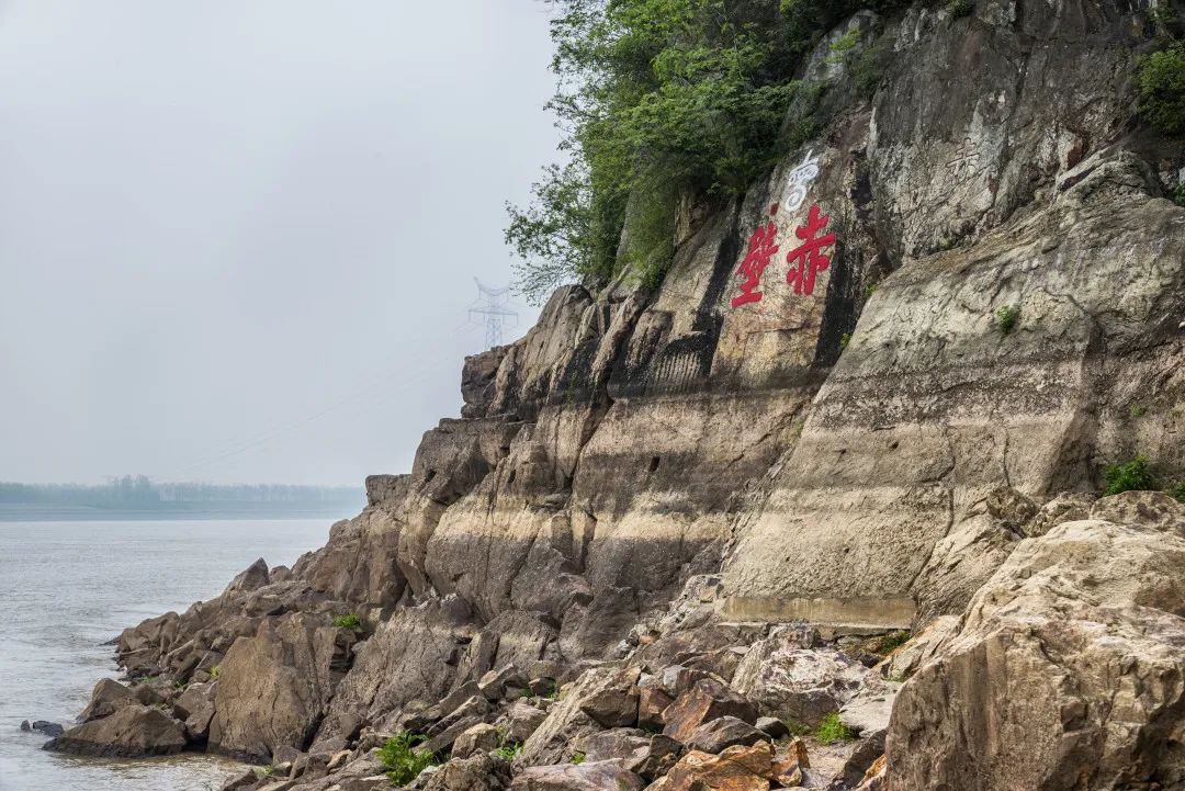 清康熙年间,黄州知府,画家郭朝祚把黄州赤壁定名为"东坡赤壁",并题写