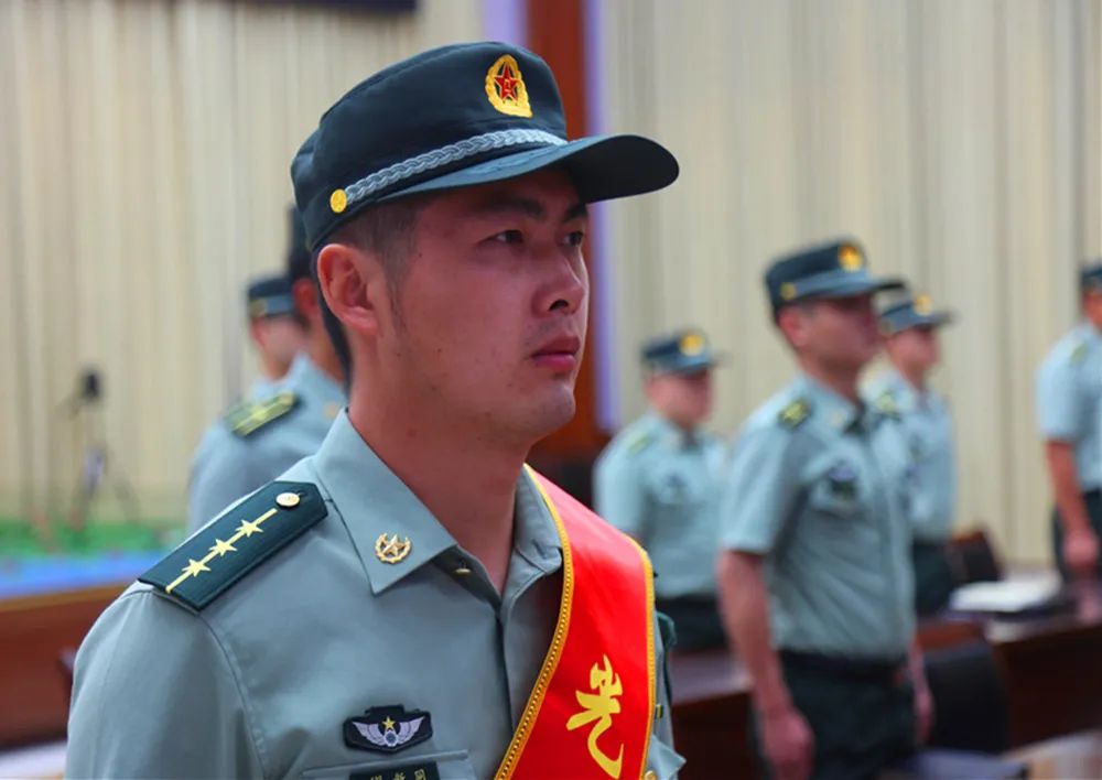 的少年▲迎军旗▲奏唱《中华人民共和国国歌》退役命令该旅旅长宣布退