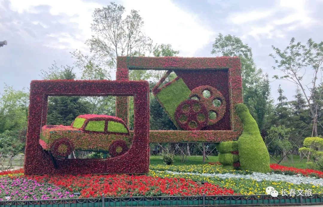 红旗轿车,电影胶片,航天卫星,人类合作交流等元素展现长春在产业科技