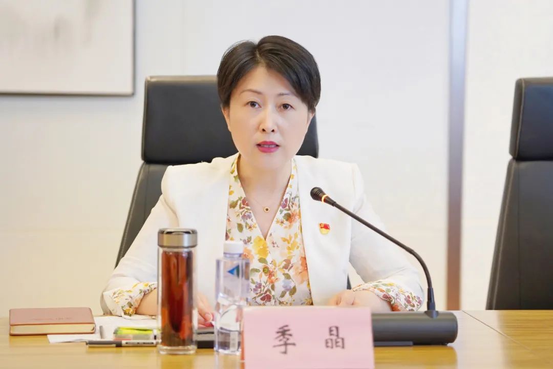 季晶代表区委对巡回指导组一行的到来表示欢迎.