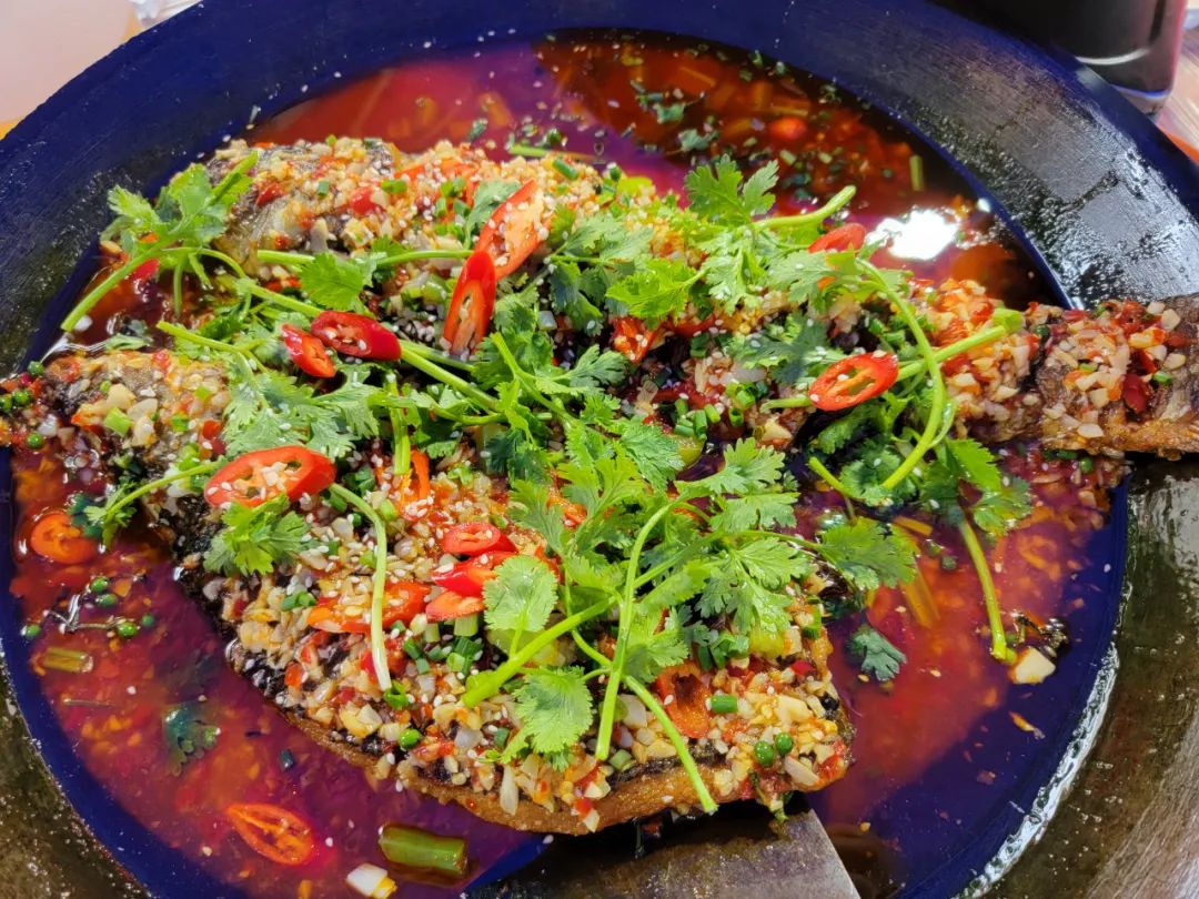 这次我遇到还不错的木姜子菜,就是一个烤鱼和一个烧泥鳅.