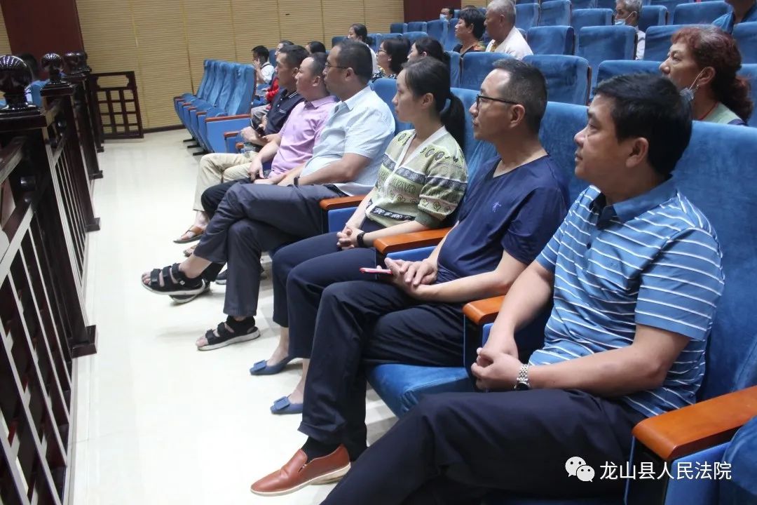 县人大常务委员会副主任杨甜带队,组织人大代表深入龙山县人民法院