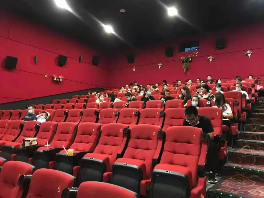 龙城法院组织干警观看红色电影《1921》