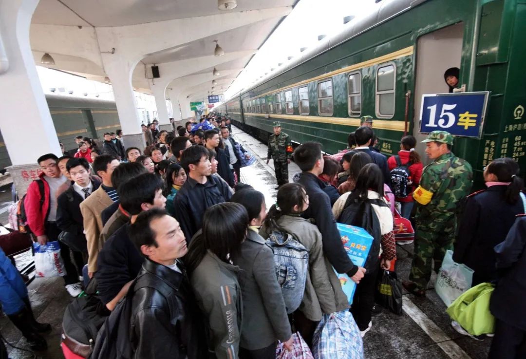 乘绿皮火车出行,是无数中国人的深刻回忆./视觉中国