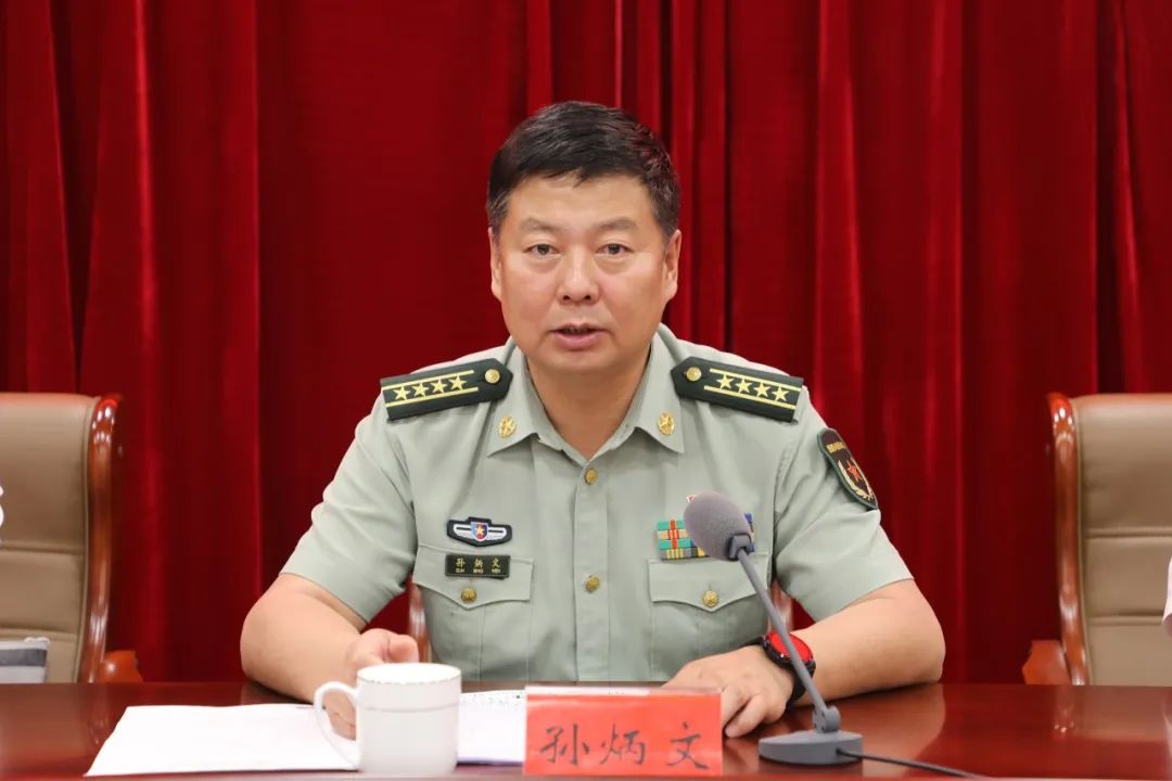 会上,市委常委,警备区政委孙炳文宣布了清水河县人武部党委第一书记