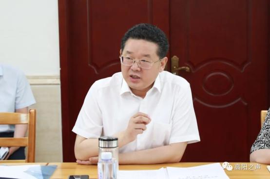 在高阳中学,王华校长实地考察了教室,宿舍,食堂等地,并深入与学校校长