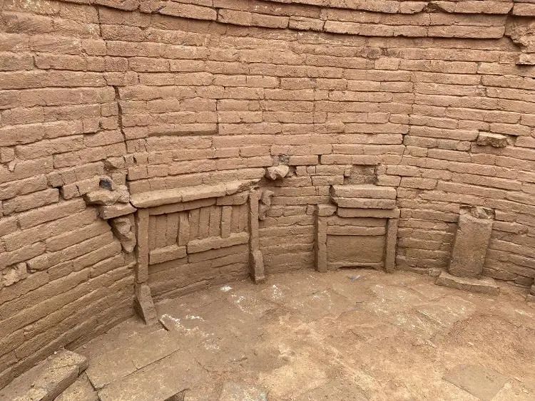 实拍济南东郊元代家族墓群内部砖雕壁画墓主人系汉族地主阶层