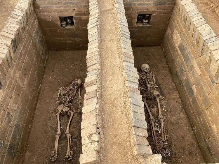 实拍济南东郊元代家族墓群内部砖雕壁画墓主人系汉族地主阶层