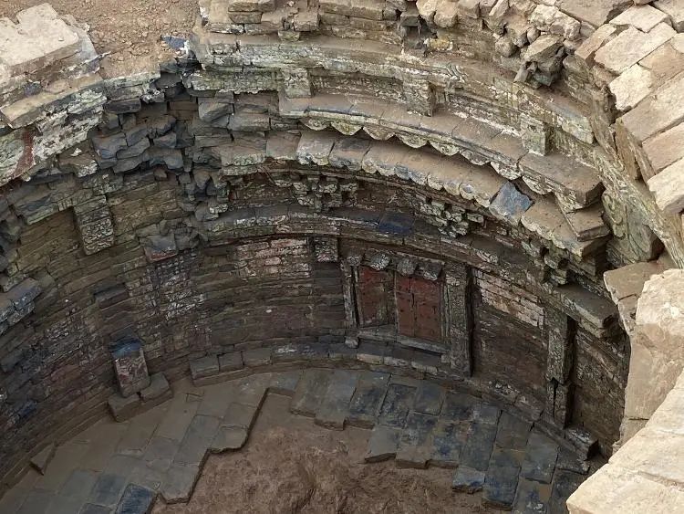 实拍济南东郊元代家族墓群内部砖雕壁画墓主人系汉族地主阶层