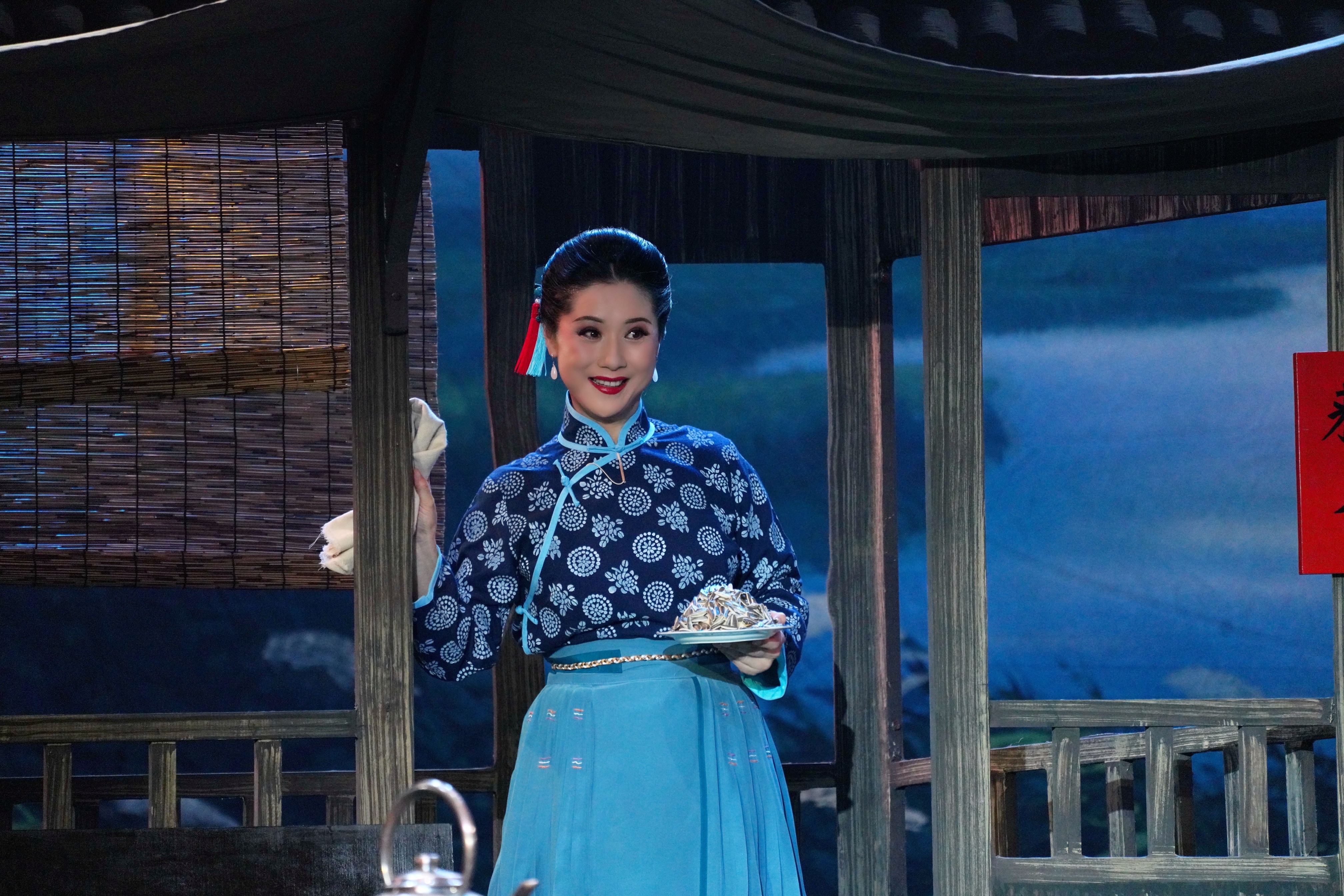 此次饰演剧中主要人物阿庆嫂,最令广大戏迷和观众期待和瞩目