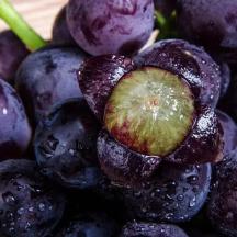 首先剪下一颗颗葡萄,再用流水冲洗表面浮沉与杂质,然后放入水中搓洗一