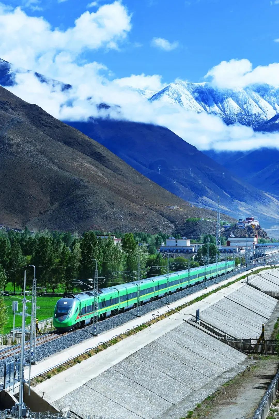 更高速更智能中纪委机关报整版点赞复兴号