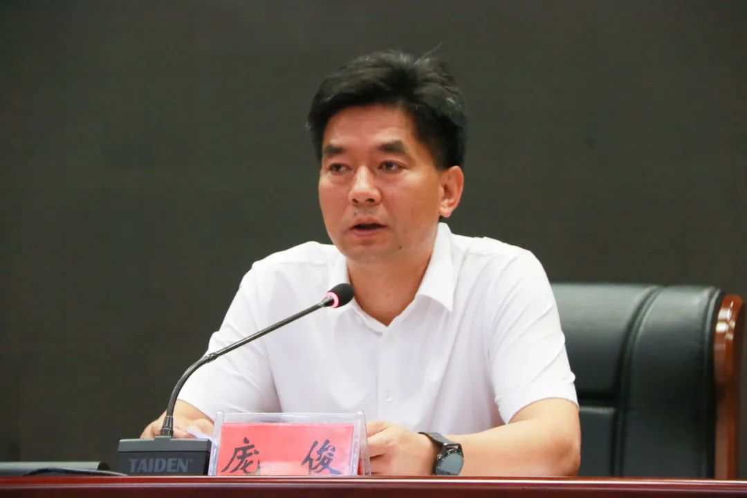 州委常委,市委书记庞俊在开班动员讲话时强调,要知难而上,攻坚克难