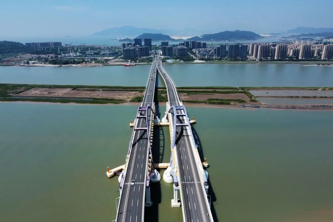 长峙岛周围海域也是肉眼可见的蓝蓝天白云又有好空气碧蓝的海水配上