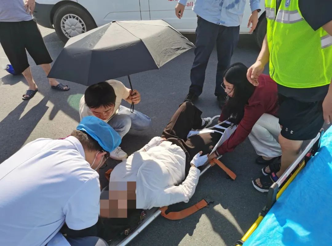 人物风采衢州最美医生再次救人九三学社社员陈玮事故现场施救再次感动