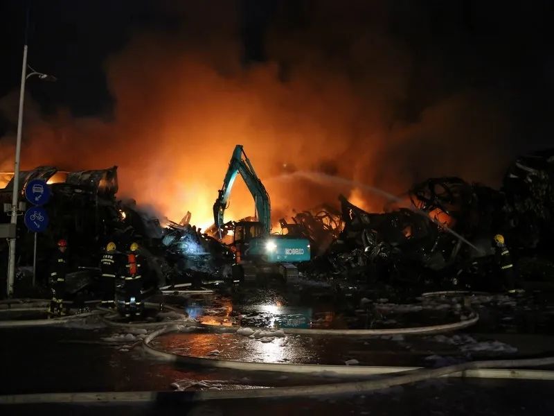 还是在残檐断壁的地震救援现场,昆明消防火凤凰突击队始终战斗在最