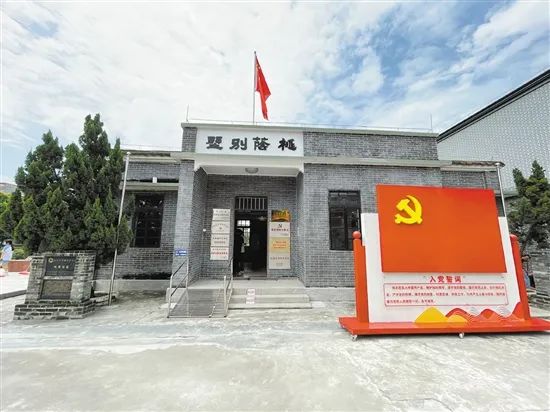 位于大鳌镇南沙小学(原百顷学校)内的桃荫别墅,建于1944年,是中共新会