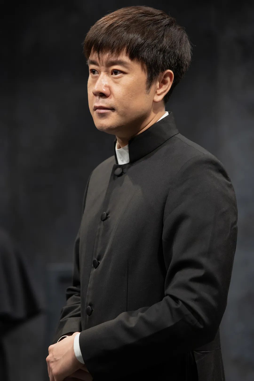 饰 布兰登·弗林神父王衡饰 阿罗西斯·博维亚修女李晨涛////剧照摄影