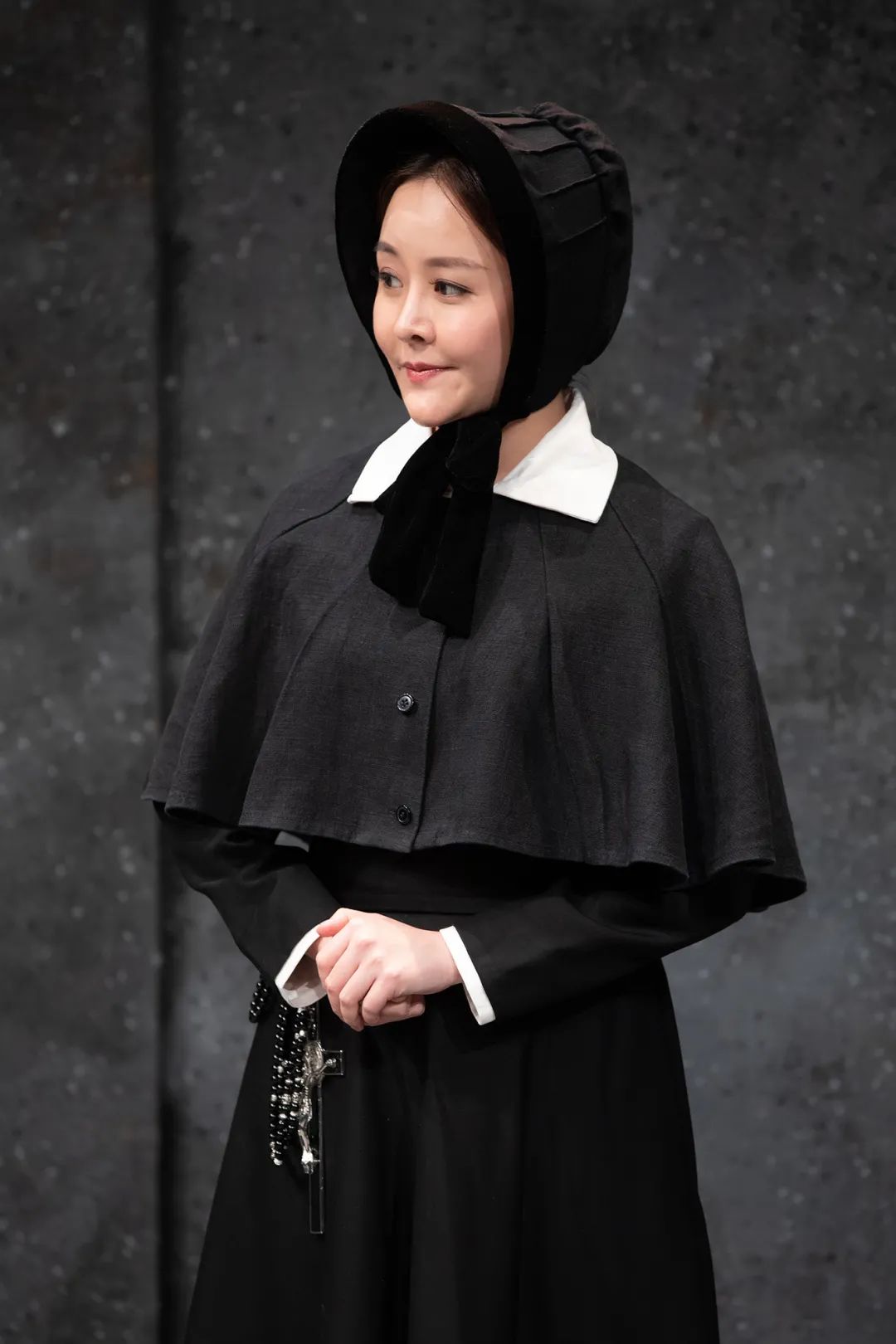 饰 布兰登·弗林神父王衡饰 阿罗西斯·博维亚修女李晨涛////剧照摄影