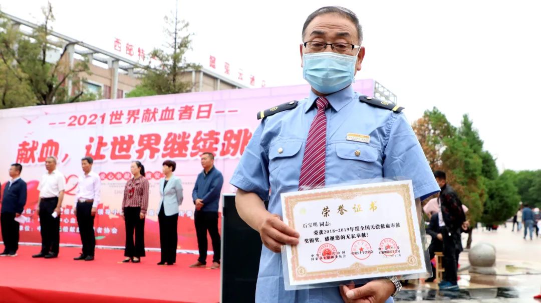 石宝明 迎水桥机务段设备车间维修组工长,今年56岁.