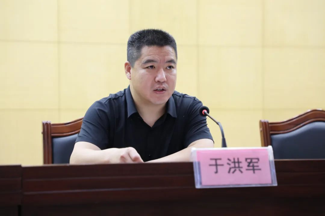 市委联动交叉巡察组组长于洪军同志向夏津法院党组书记,院长宋磊和