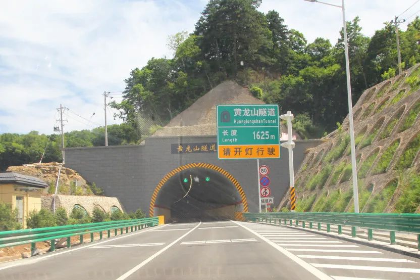 后,我第一次回家乡,行走在宽阔的公路上,时而跨桥前行,时而穿越山洞