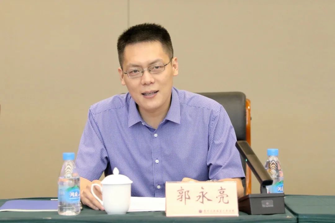 法院研究室主任郭永亮受邀与全体员额法官和法官助理展开了座谈交流