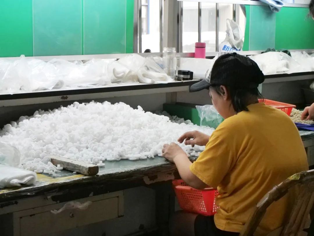 从出门打工到在家上班丨来料加工拓宽村民增收路