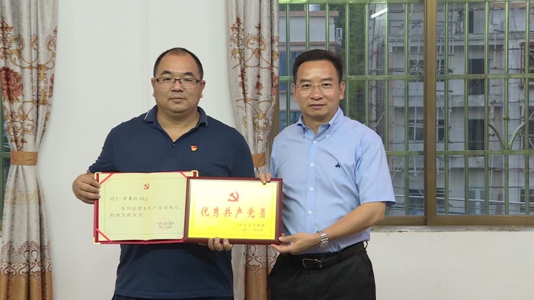 学党史办实事杨利华上门为县两优一先表彰对象颁奖