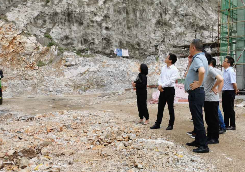 副局长尹成军,黄土坡街道办事处副主任黄煌到六盘水市十七中学在建