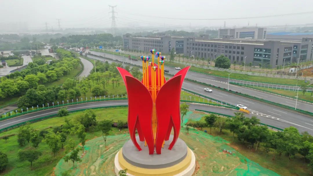 石榴花为设计灵感作为黄石西互通综合改造内容的一部分景观雕塑工程