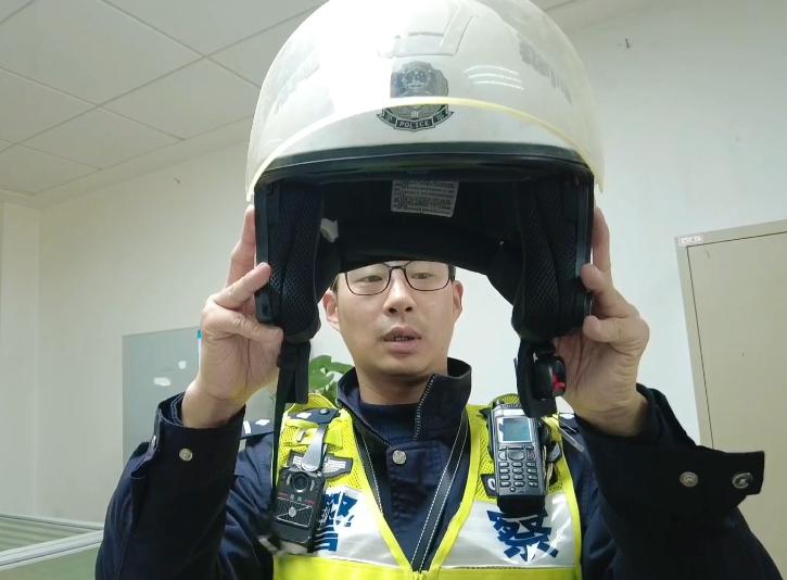 的程度上海公安交警部门将加大对不按规定佩戴安全头盔的执法力度
