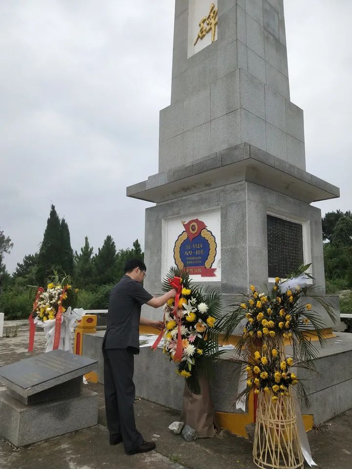 陵园内,全体党员干警向烈士纪念碑敬献花篮,全体肃立,向革命烈士默哀