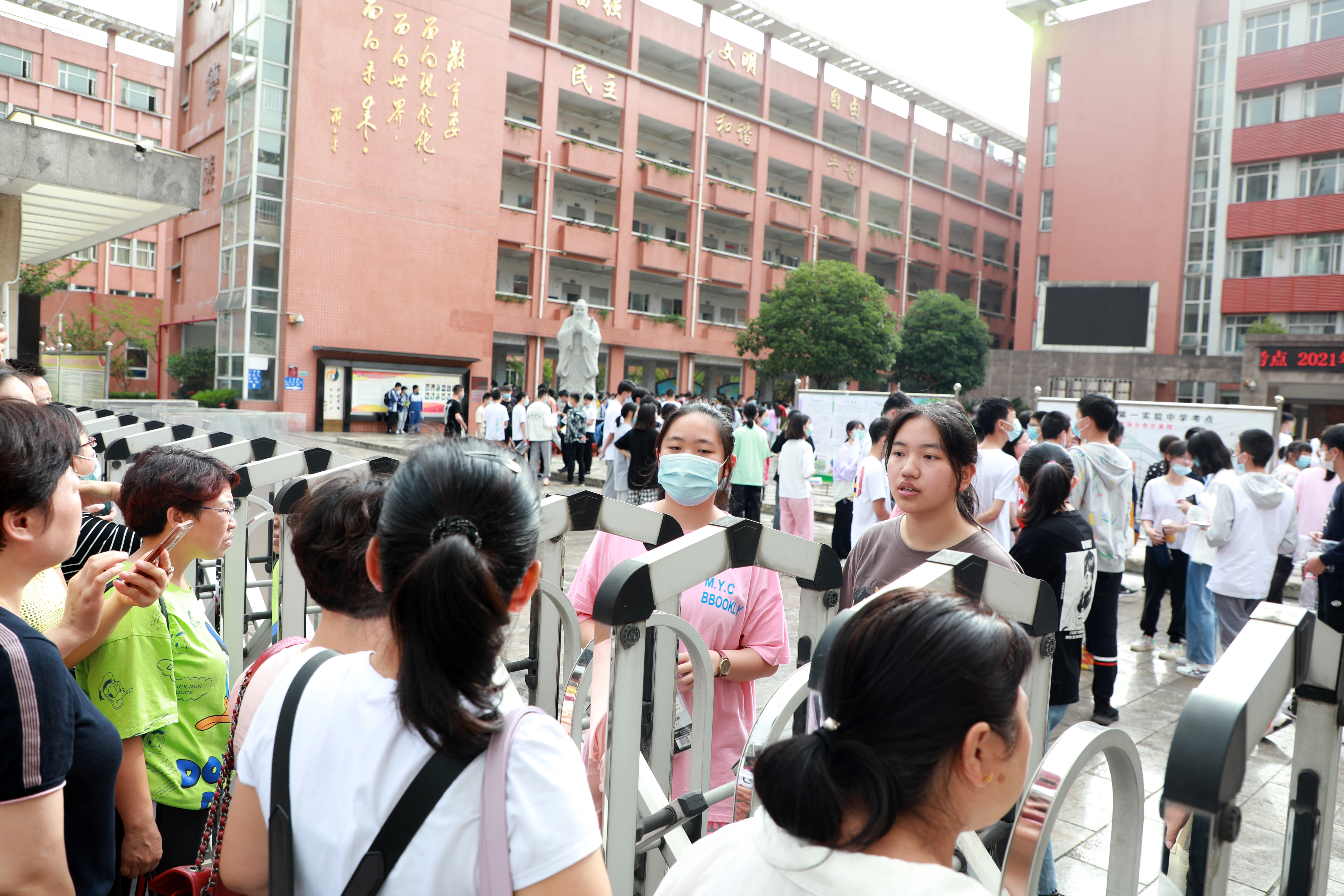 参加中考招生现场咨询会怎么走这份出行提示请拿好