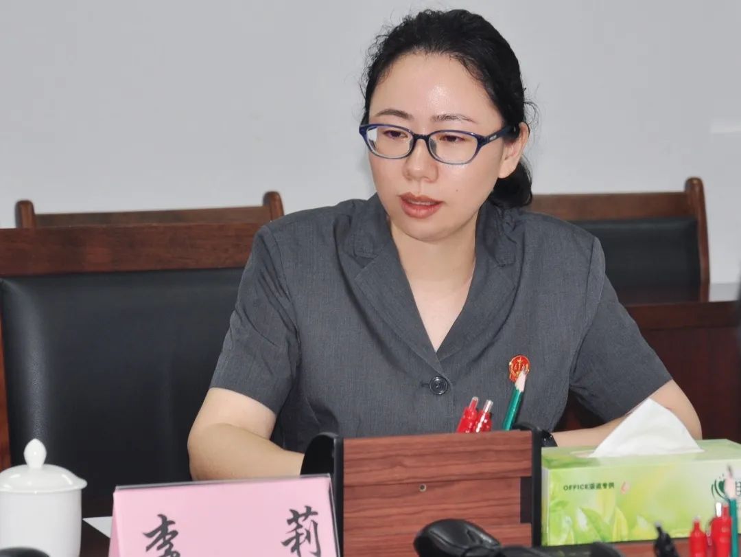 座谈会上,民三庭副庭长何玲先从总体上介绍了青羊法院金融审判的具体