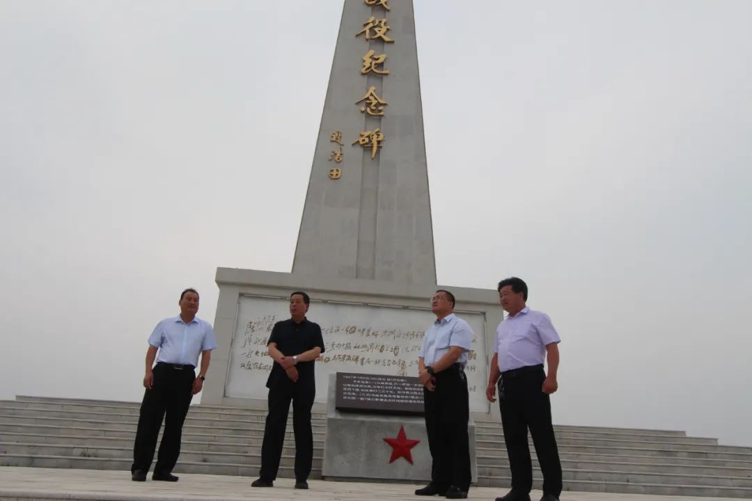 在鲁南战役纪念碑前,侯雷一行重温了那段光辉的革命战争历史,深刻缅怀