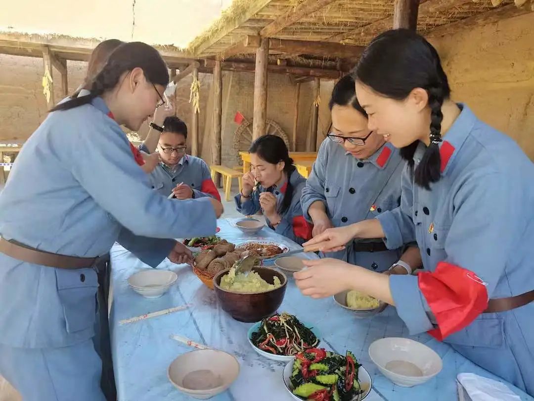 "走长征路,穿红军衣,祭革命先烈,唱红军歌,听战斗史,吃忆苦饭"等方式
