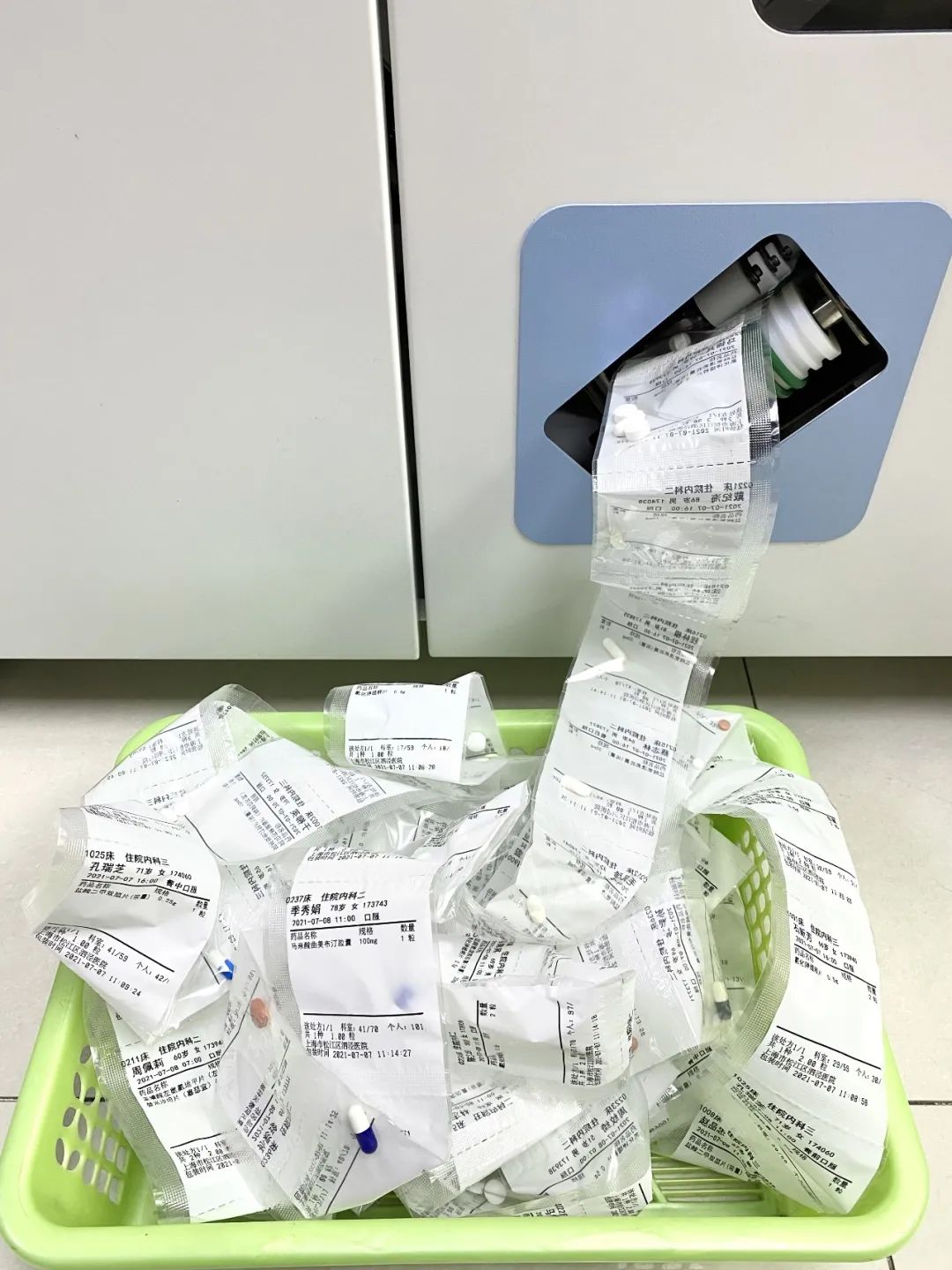 我为群众办实事泗泾医院住院药房的自动分包机上线啦