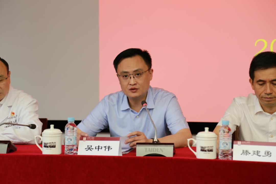 市教卫工作党委副书记滕建勇,申康医院发展中心党委书记,主任王兴鹏