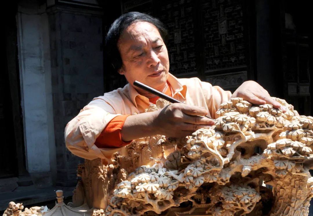 每年要创作大量设计图稿,夙兴夜寐,而如今,冯文土置身木雕小镇,他把二