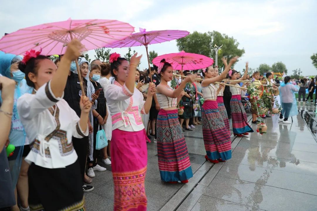 泼水狂欢点燃激情梅河口市公安局圆满完成2021首届东北泼水节开幕式